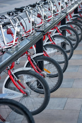 Bicicletas Rojas En El Parking