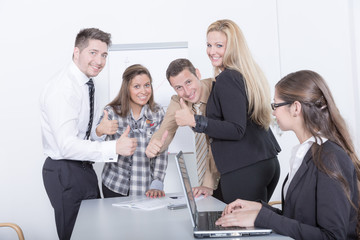 Dynamisches Team im Büro