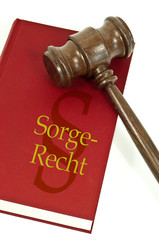 Richterhammer mit Buch und Sorgerecht