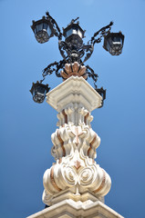 Fototapeta na wymiar Sevilla, mobiliario urbano, faroles, moldura decorativa