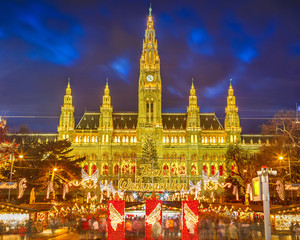 Fototapeta premium Rathaus and Christmas market in Vienna
