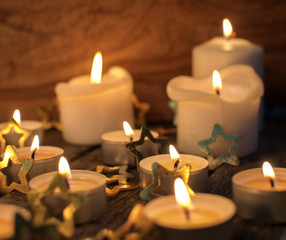 Vorweihnachtliche Stimmung mit romantischem Kerzenlicht