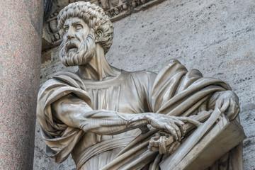 Roma, porta del Popolo, statua di S. Pietro