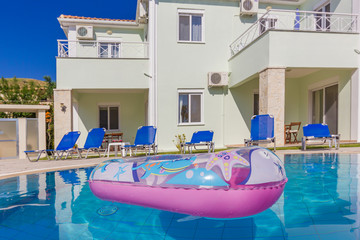Obraz na płótnie Canvas Luxurious villa with pool