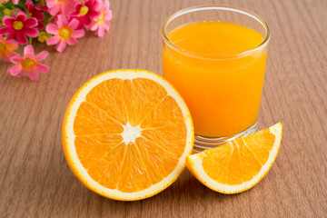 Orange juice and slices of orange