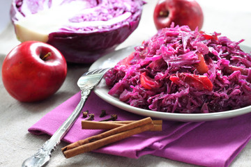 Spicy red cabbage stewed with apples