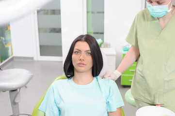 Obraz premium Charismatic assistant welcomes the patient