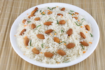 Fried rice with almonds