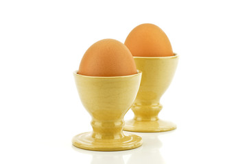 Jajka w kieliszkach na białym tle © CUKMEN