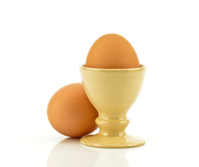 Jajka kurze na białym tle