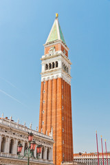 Fototapeta na wymiar San Marco Hotel Campanile - dzwonnica katedry w Saint Mark