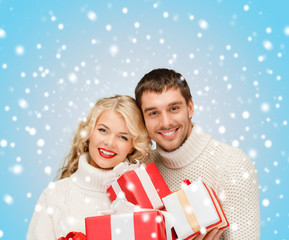 Fototapeta na wymiar smiling woman and man with gift box