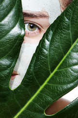 kobieta z liściem w maseczce z zielonej glinki