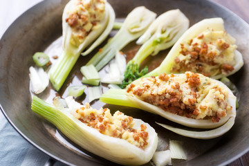 Gebratene Fenchelknolle mit vegetarischer Tofufüllung