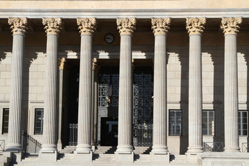 Les colonnades du palais de justice