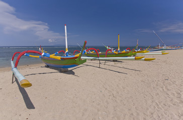 Sanur - łodzie na plaży