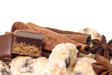 Weihnachtsgebäck mit Sternanis und Dominosteine