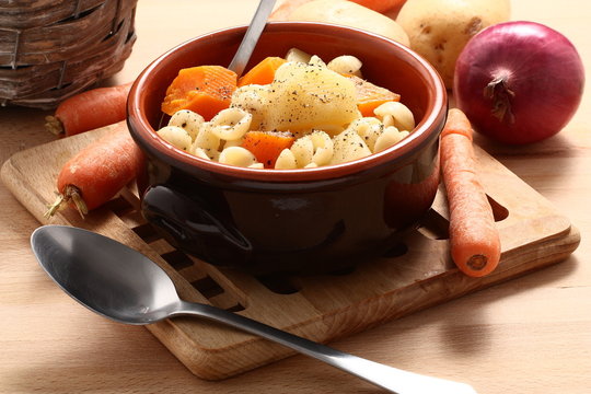 Minestrone patate carote e pasta