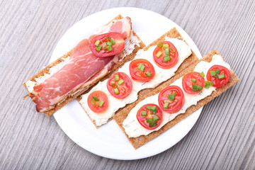Toasts with tomato and bacon