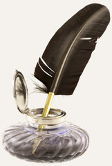 encrier et plume de calligraphie médiévale