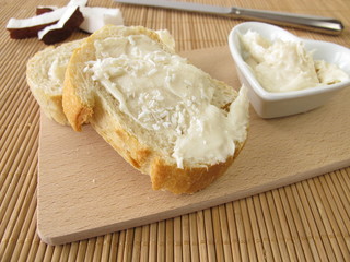 Weiße Schokocreme mit Kokos auf Brot