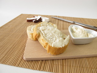 Weiße Schokocreme mit Kokos auf Brot