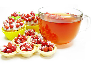 muffin cakes with wild strawberry berries and tea