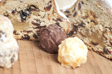 Christstollen mit Weihnachtsgebäck