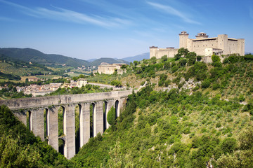 Fototapeta na wymiar Akwedukt w Spoleto, Umbria Ponte delle Torri, Włochy