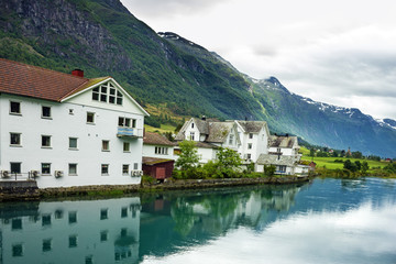 Fototapeta na wymiar Domy w wiejskich miasta Olden w Norwegii
