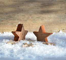 Weihnachten Holzsterne im Schnee