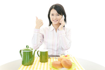 スマートフォンを持つ女性