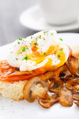 Poached egg with mushrooms and tomatoes
