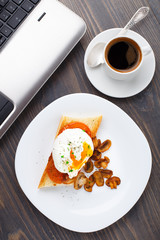 Poached egg with mushrooms and tomatoes