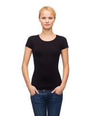 Obraz premium woman in blank black t-shirt