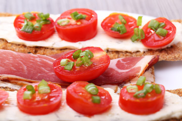 Toasts with tomato and bacon