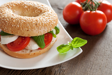 bagel mit tomate mozzarella