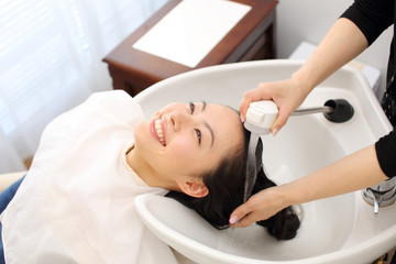 Obraz na płótnie Canvas 髪を洗う女性