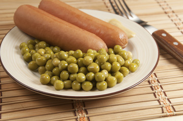 Sausages with green peas and mustard