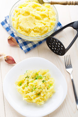 Mashed potatoes sprinkled with scallion and dill