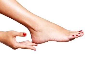 Foto op Plexiglas Close-up foto van een vrouwelijke voeten met mooie rode pedicure © Valua Vitaly