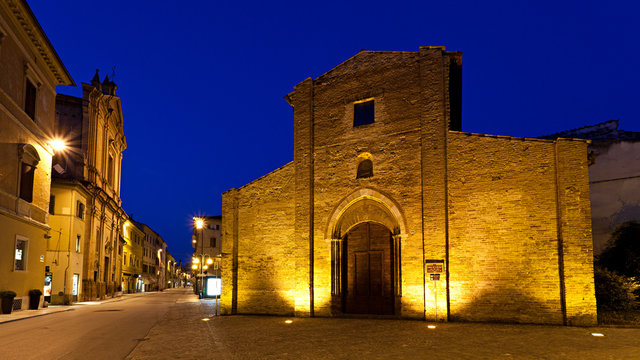 Jesi, Chiesa di S. Nicol&ograve; e corso G. Matteotti al crepuscolo