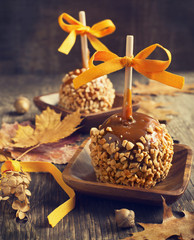 Obraz premium Homemade Taffy Apple with Peanuts