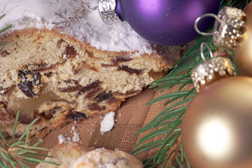 Christstollen mit Tannenzweig und Christbaumkugeln