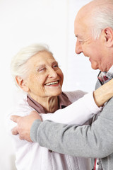 Zwei glückliche Senioren tanzen