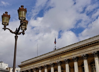 Fototapeta na wymiar Palais de la Bourse avec réverbère, Paris