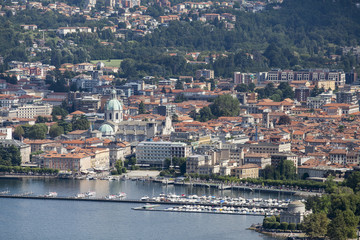 Fototapeta na wymiar Como: panorama miasta z jeziora