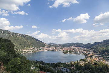 Fototapeta na wymiar Como: panorama miasta z jeziora