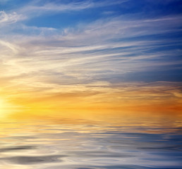 Obraz na płótnie Canvas Beautiful colorful sunset sky and ocean.