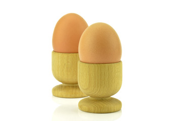 Jajka w drewnianych kieliszkach